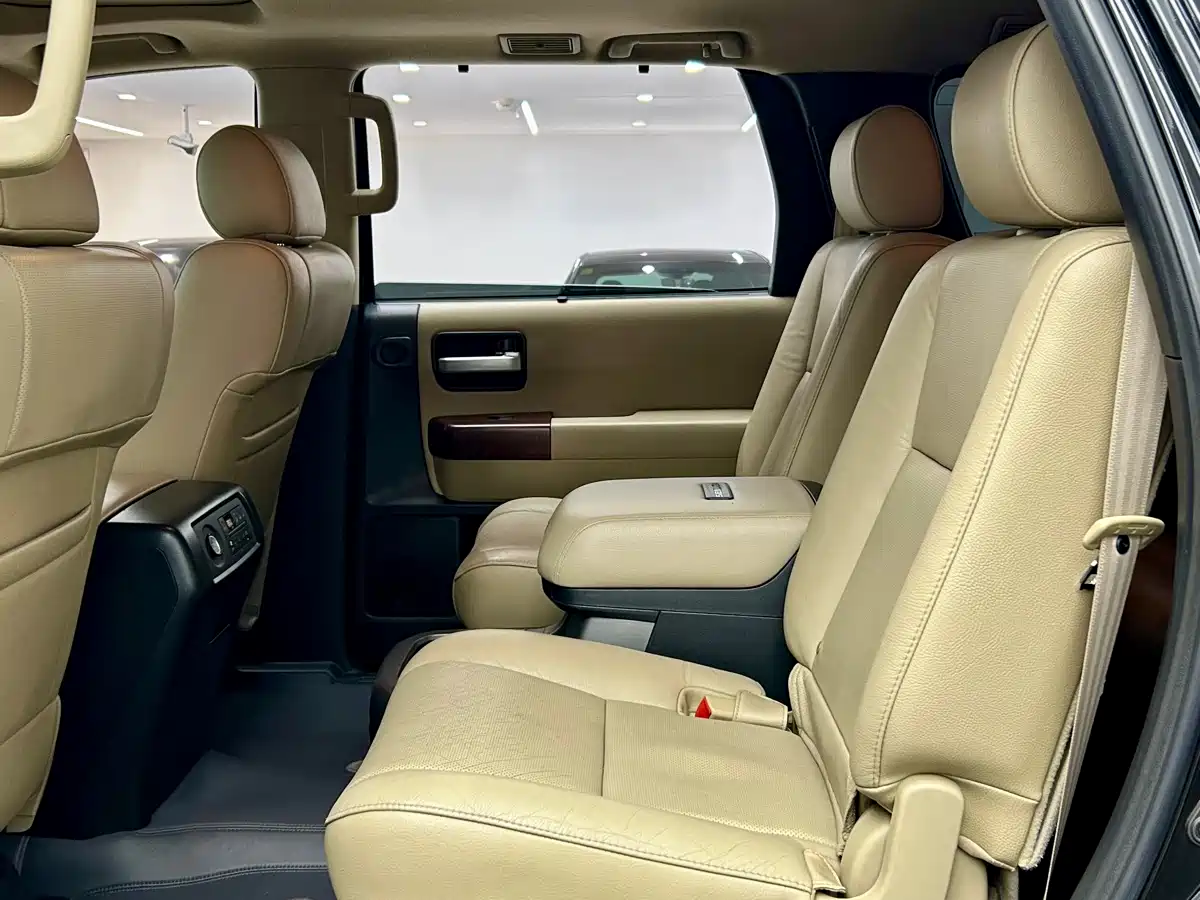 Toyota Sequoia 2010 5.7 Platinum Edition фото 12