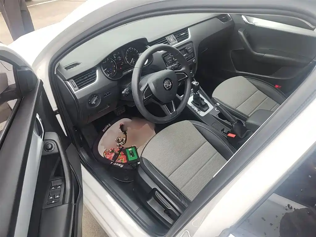 Škoda Octavia 2017 1.6L Automatic Pioneer Edition фото 16