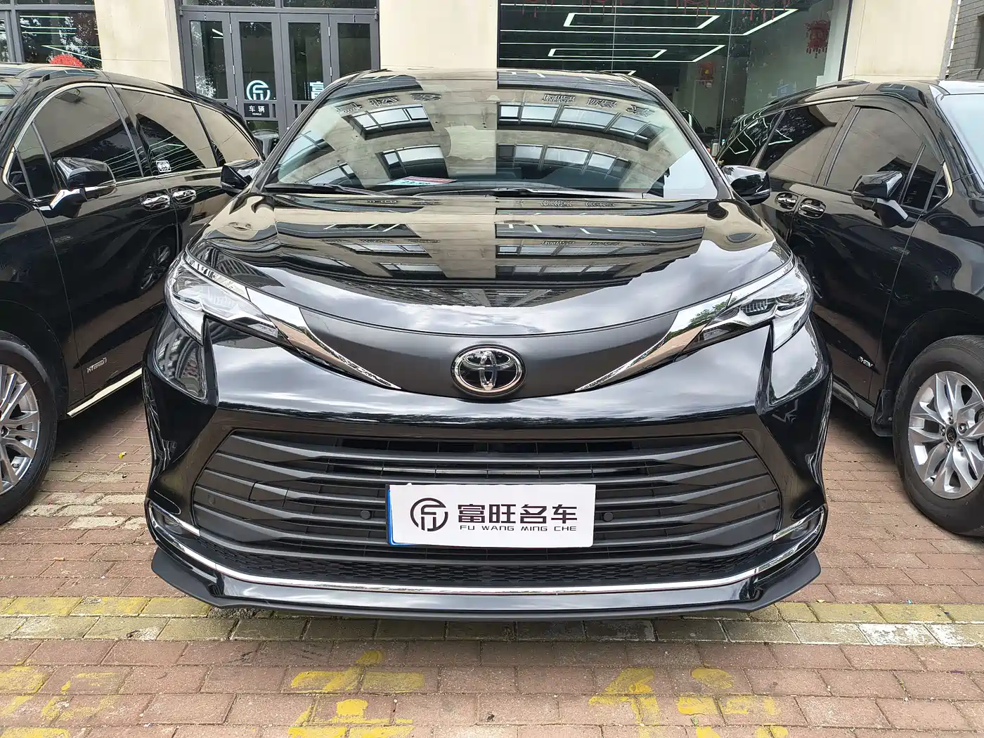 Toyota Sienna 2024 2.5L Hybrid Comfort Edition фото 2
