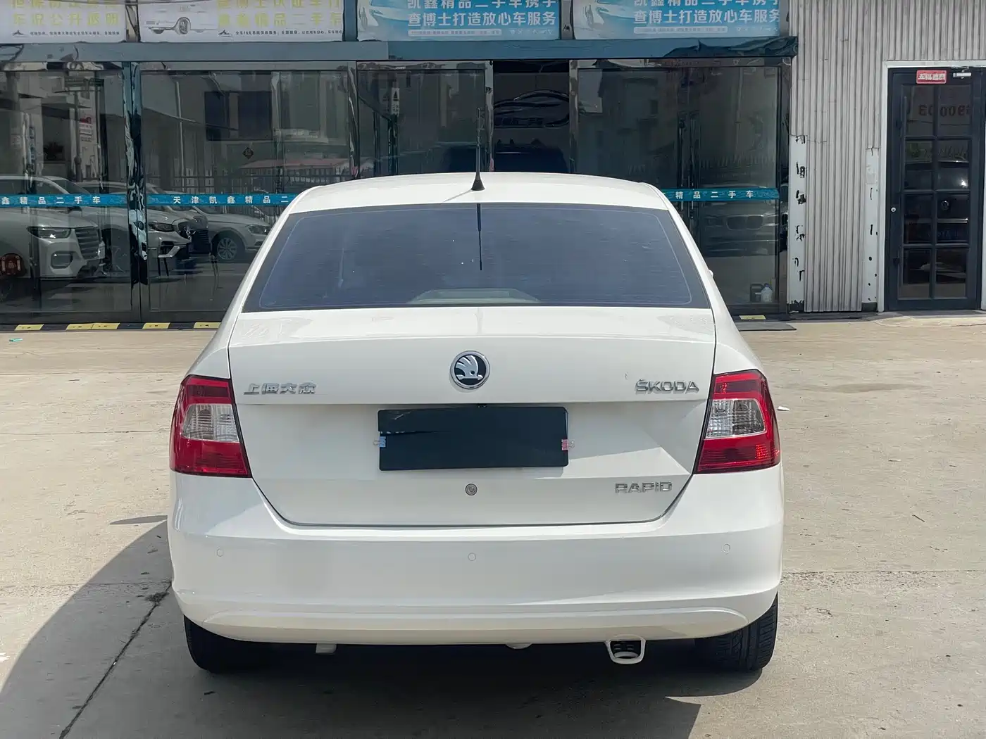 Škoda Rapid 2015 1.6L Manual Smart Selection фото 4