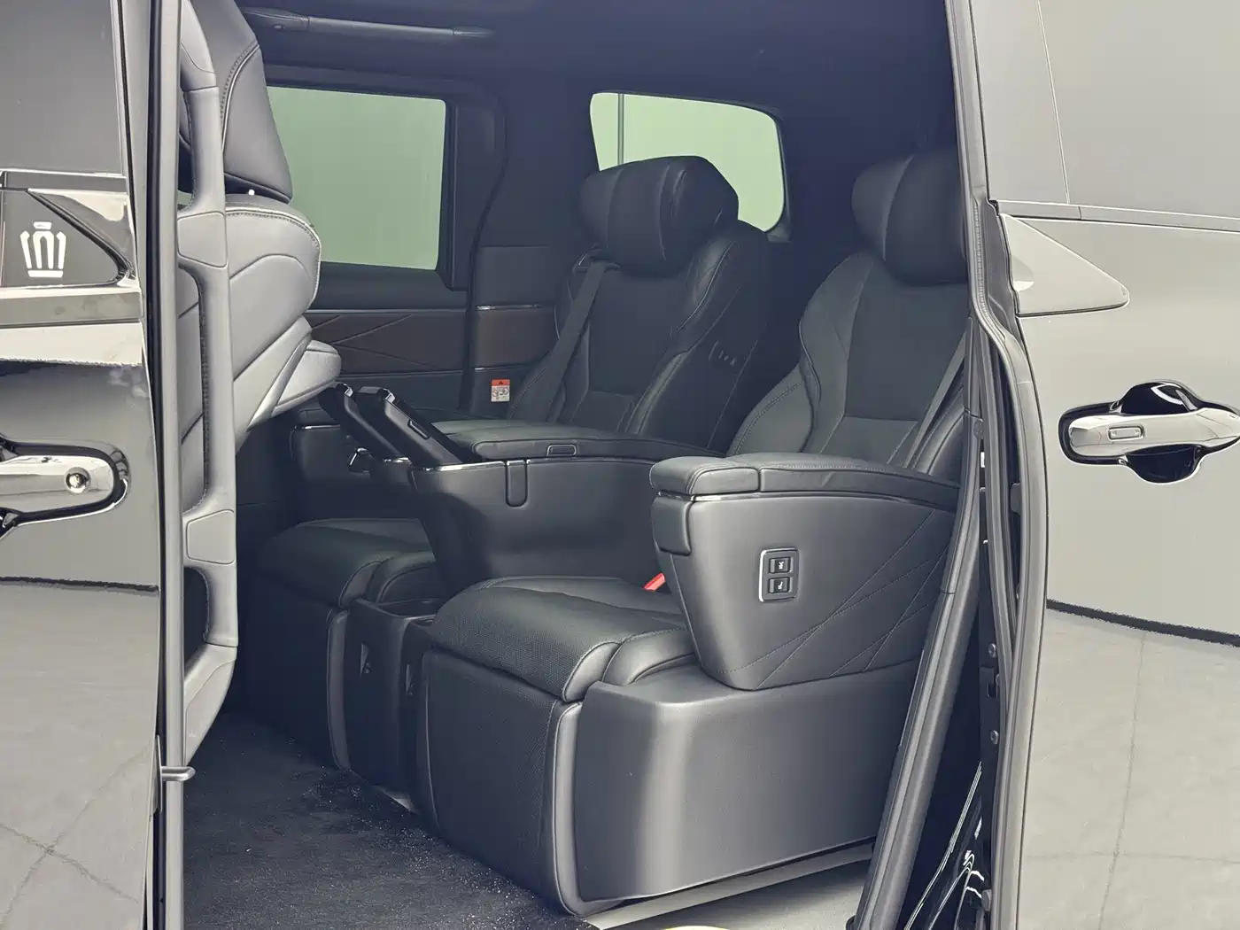 Toyota Vellfire 2024 Crown Hybrid 2.5L Executive Premium Edition фото 10
