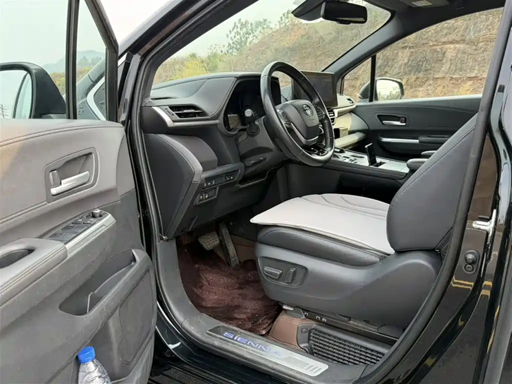 Toyota Sienna 2021 2.5L Hybrid Premium Edition фото 24