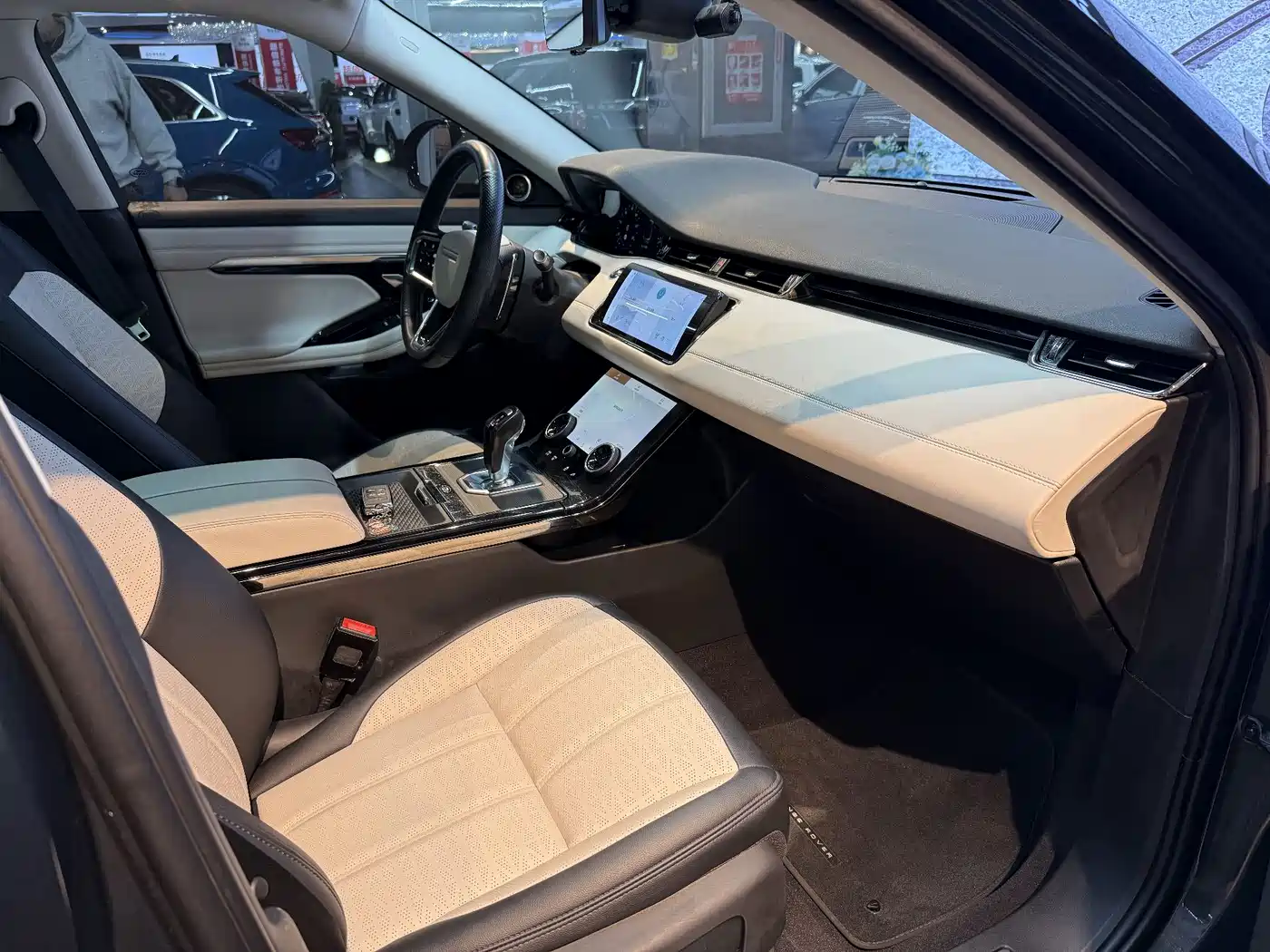 Land Rover Range Rover Evoque 2021 Range Rover Evoque L 249PS R-Dynamic First Edition Launch Edition фото 14