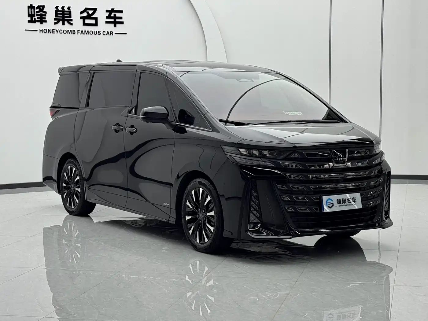 Toyota Vellfire 2024 Crown Hybrid 2.5L Executive Premium Edition фото 2
