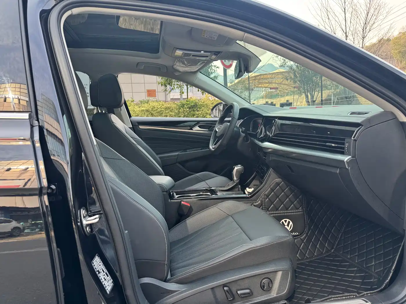 Volkswagen Passat 2025 Outstanding 380TSI Dragon Glory Edition фото 8