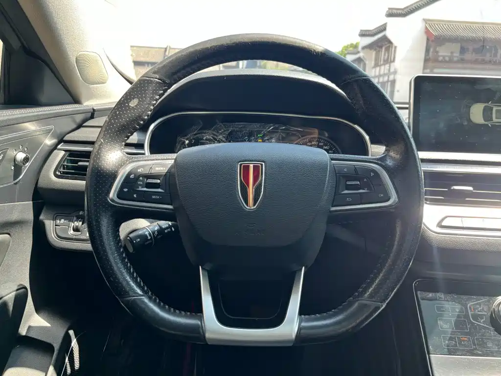 Фото 12 - Hongqi H5