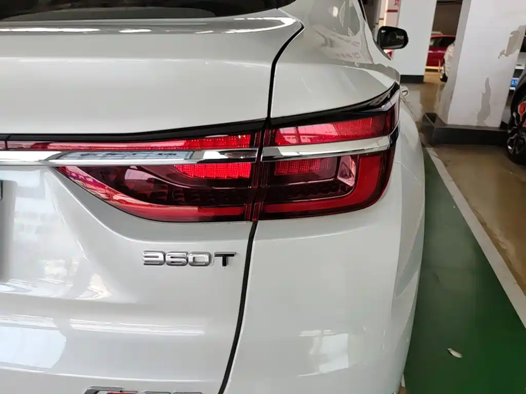Photo 8 - Changan CS85