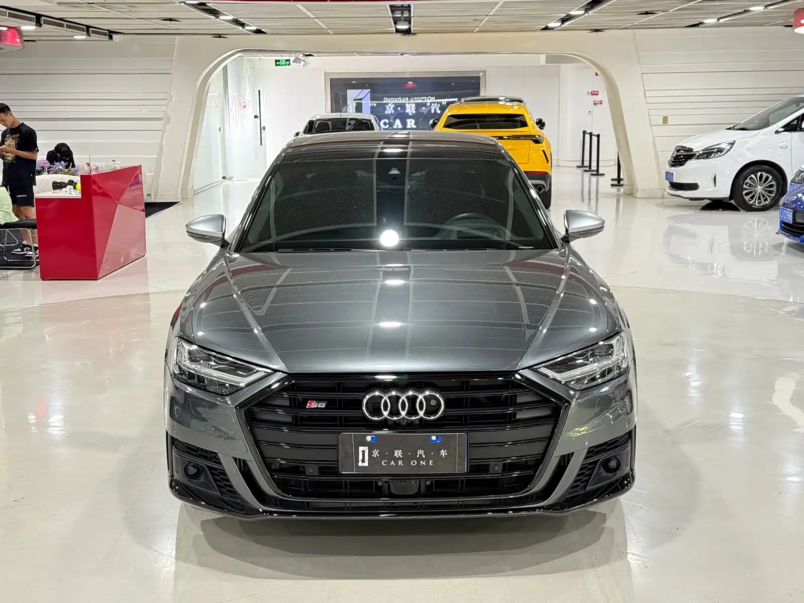 Фото 2 - Audi S8