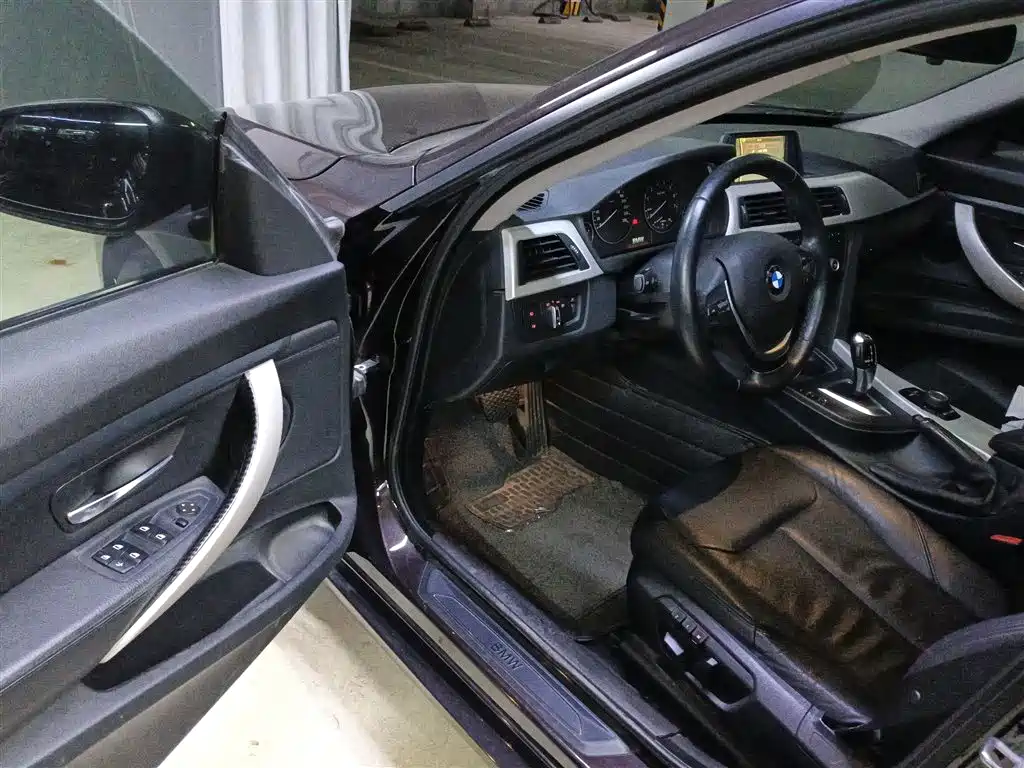 BMW 3 Series GT 2013 Model 320i Leading фото 16