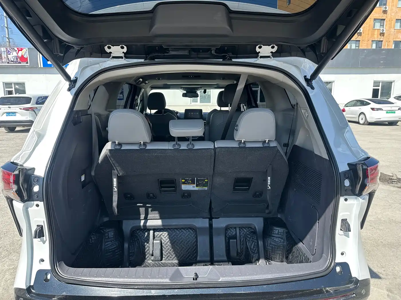 Toyota Sienna 2023 2.5L Hybrid Luxury Edition фото 14