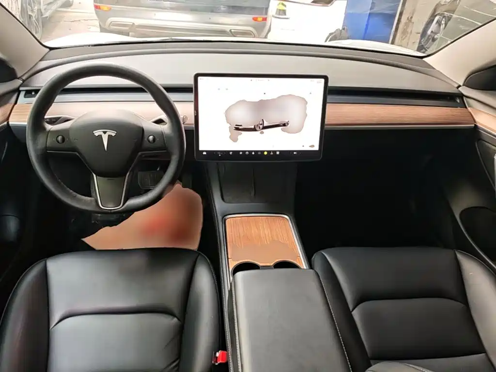 Фото 10 - Tesla Model 3