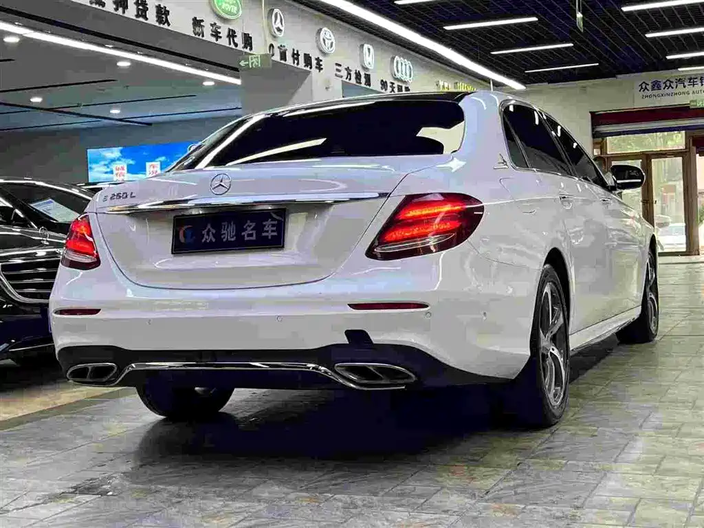 Фото 7 - Mercedes-Benz E-Class