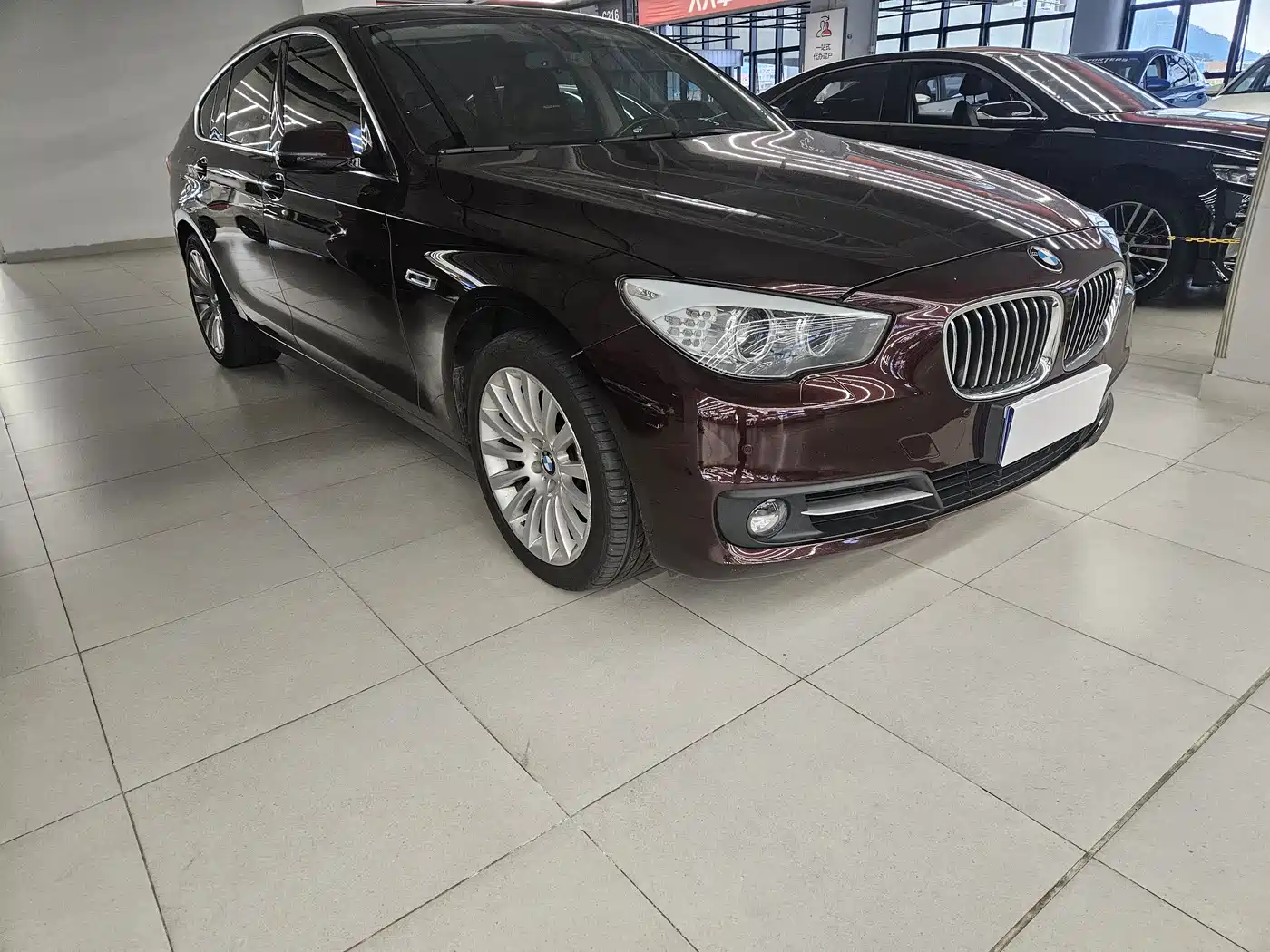 BMW 5 Series GT 2014 535i Leading фото 3