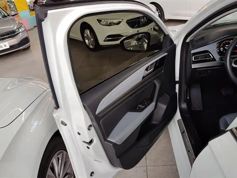 Volkswagen Lavida 2023 Facelift 1.5L Automatic 5 Million Edition фото 7