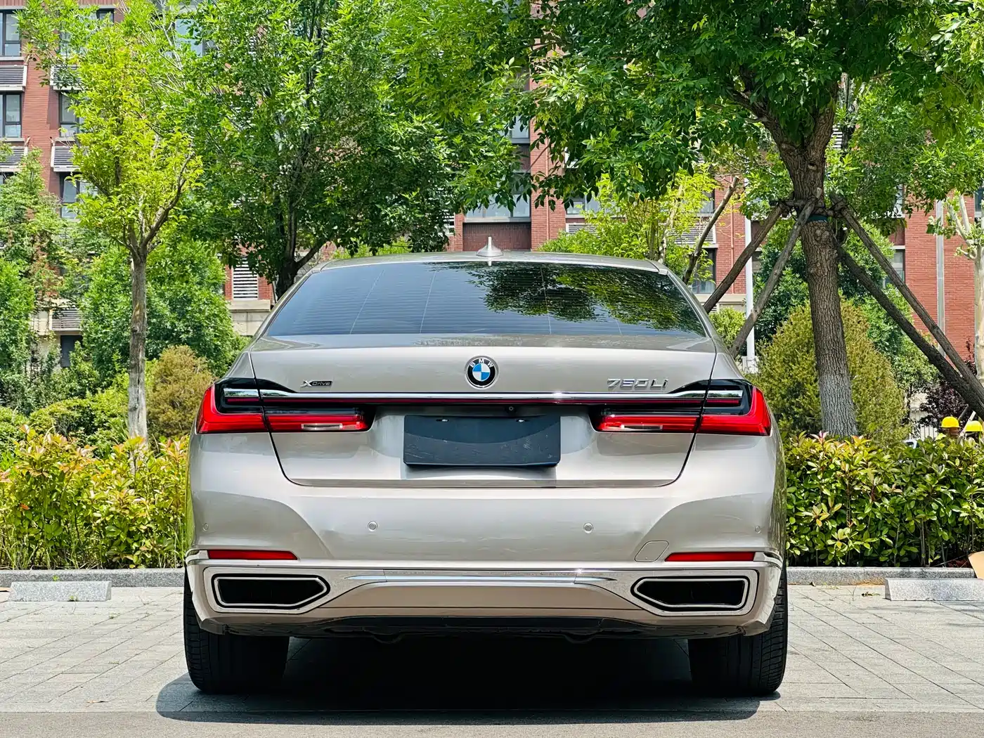 BMW 7 Series 2016 750Li xDrive 4-Seater фото 15