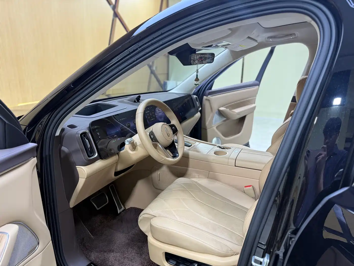 AITO Wenjie AITO M8 2025 Extended Range Ultra 53.4kWh 6-Seater фото 4