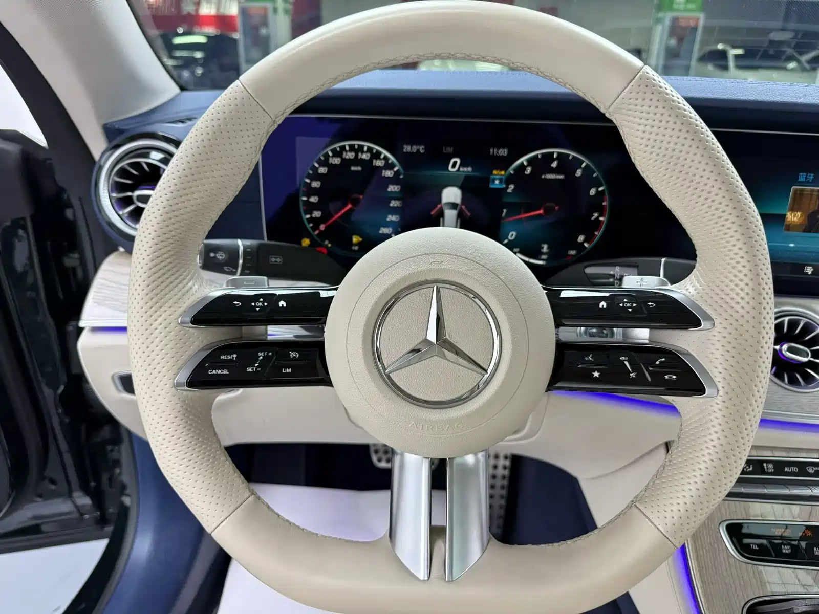 Photo 2 - Mercedes-Benz E-Class (Import)