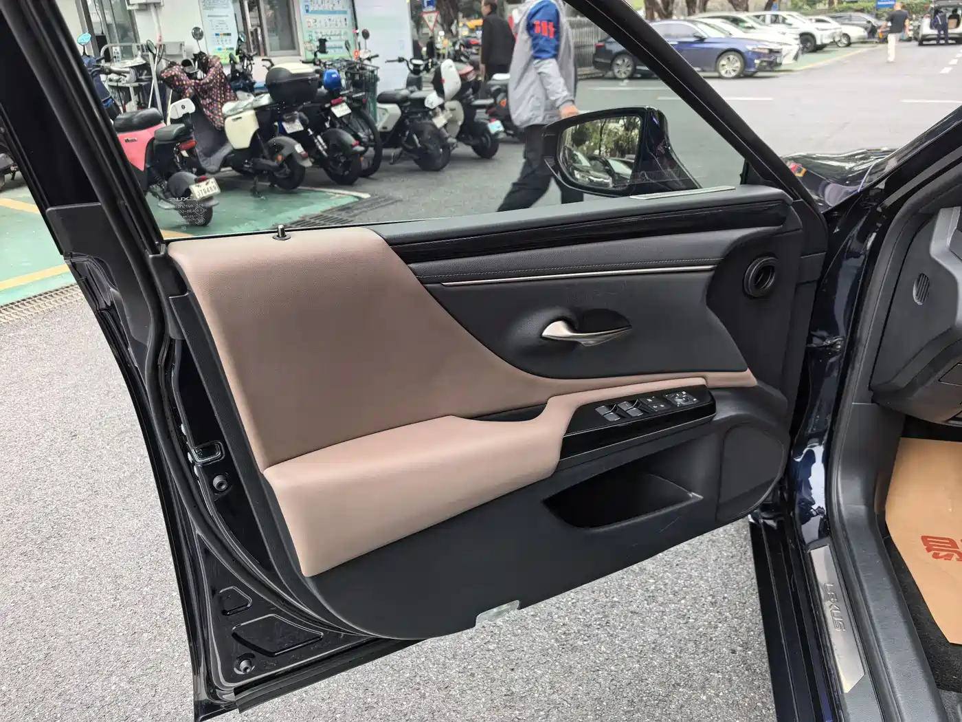 Lexus ES 2023 200 Excellence Edition фото 13