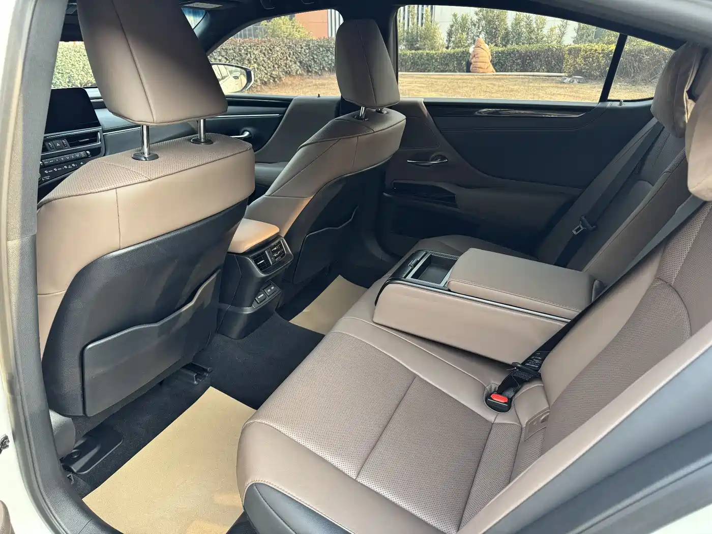 Lexus ES 2022 300h Excellence Edition фото 10