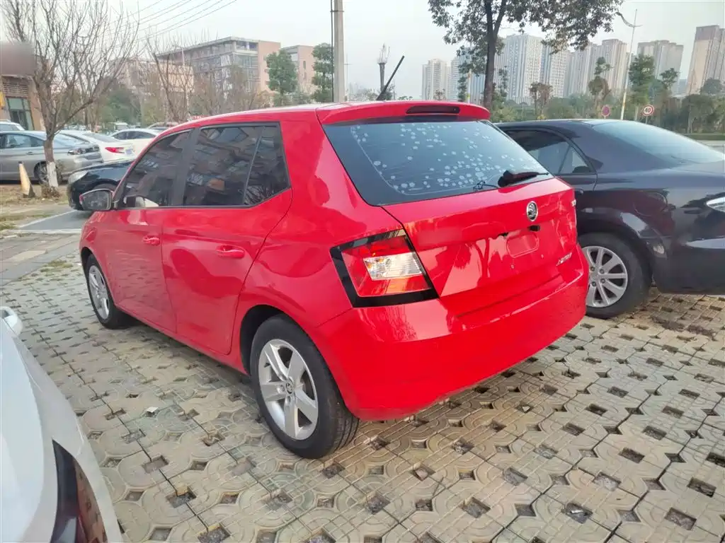 Škoda Fabia 2017 1.4L Auto Car Enjoy Edition фото 4