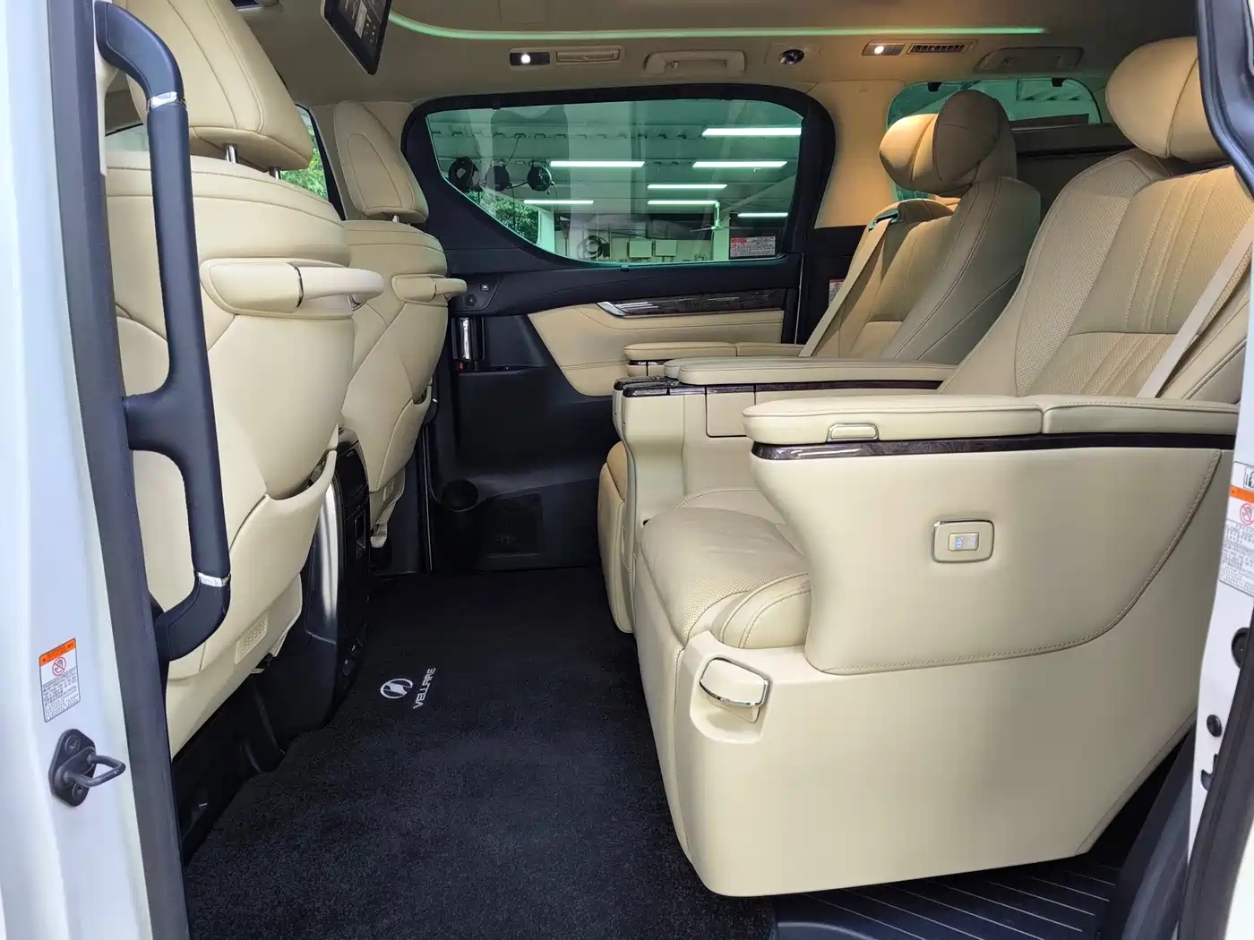 Toyota Vellfire 2019 Hybrid 2.5L HV Premium Edition фото 12