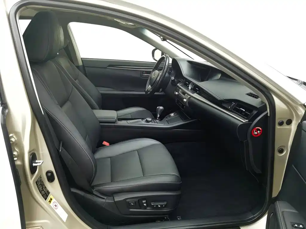 Photo 23 - Lexus ES