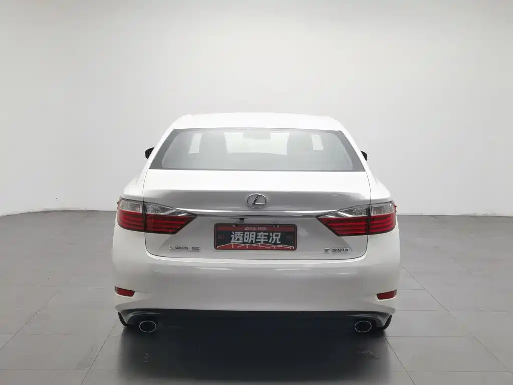 Photo 4 - Lexus ES