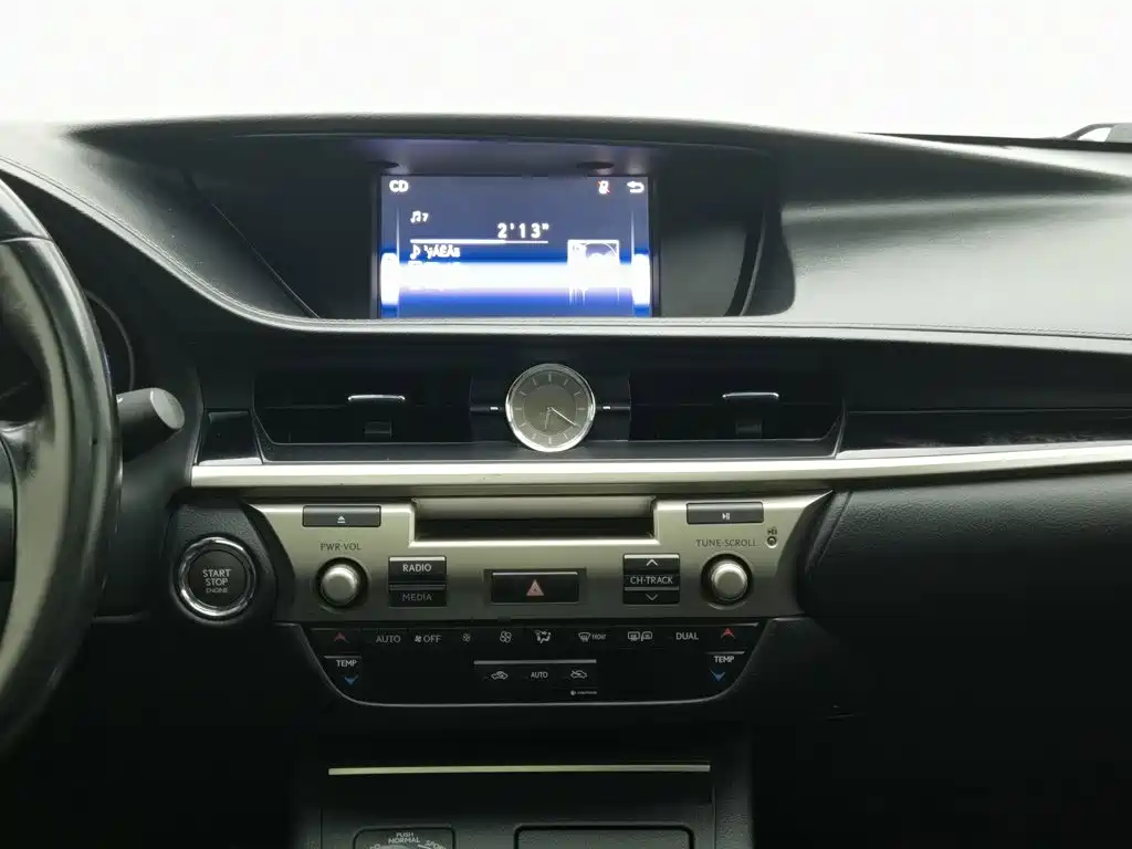 Photo 12 - Lexus ES