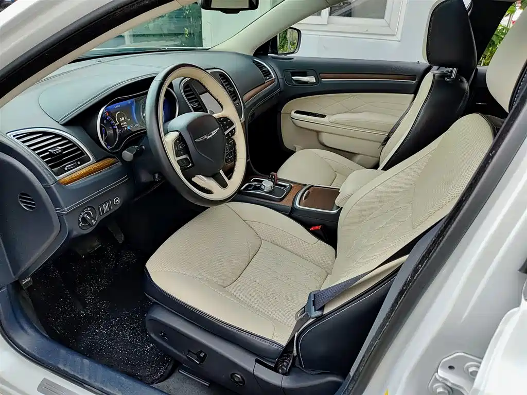 Chrysler 300C (Import) 2016 3.0L Beyond Edition фото 7