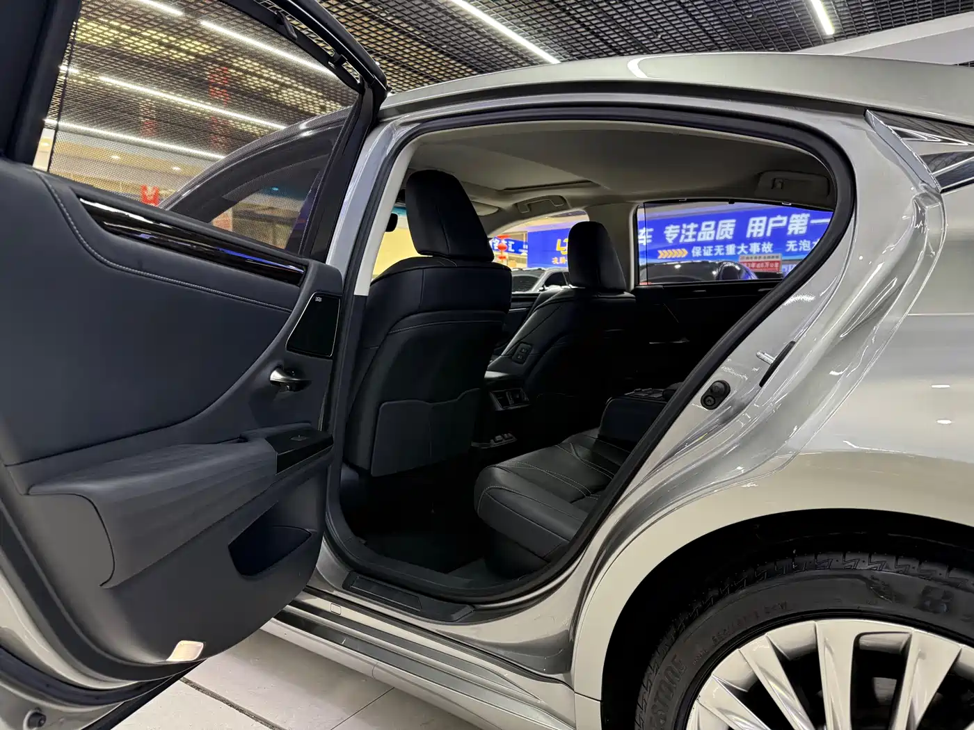 Lexus ES 2018 300h Executive Edition China V фото 8
