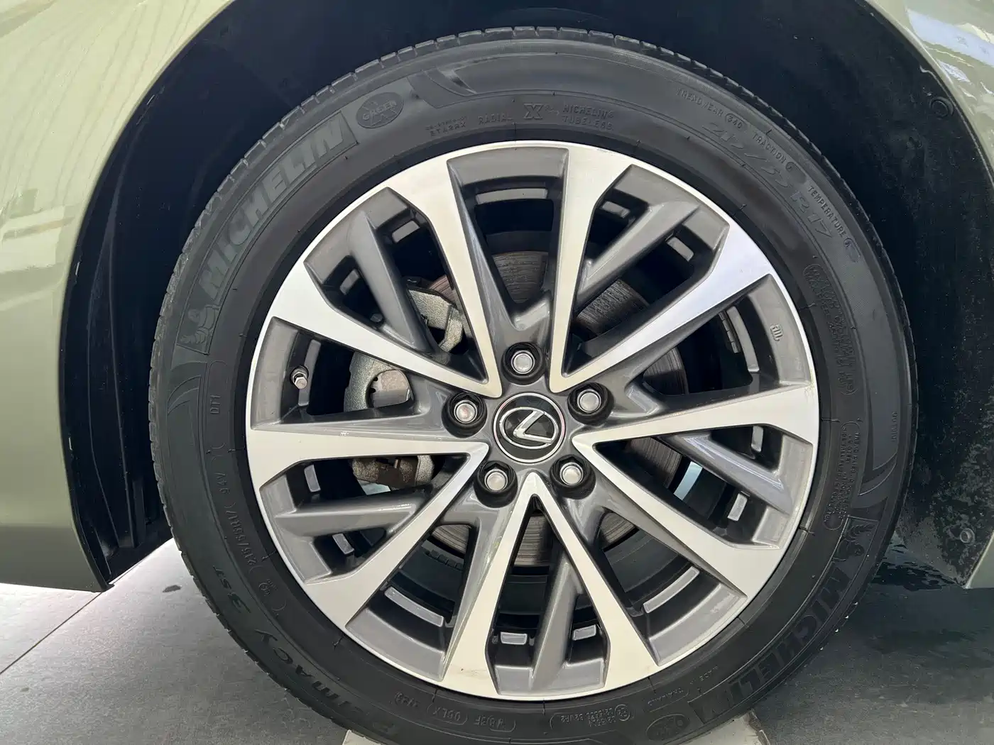 Фото 24 - Lexus ES