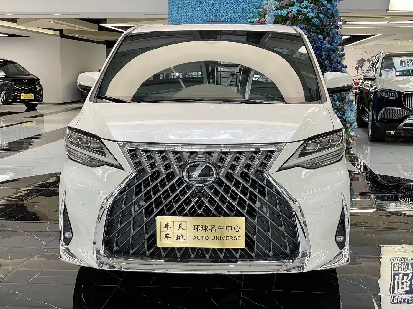 Lexus LM 2020 300h Seven-Seater Elegance Edition фото 2