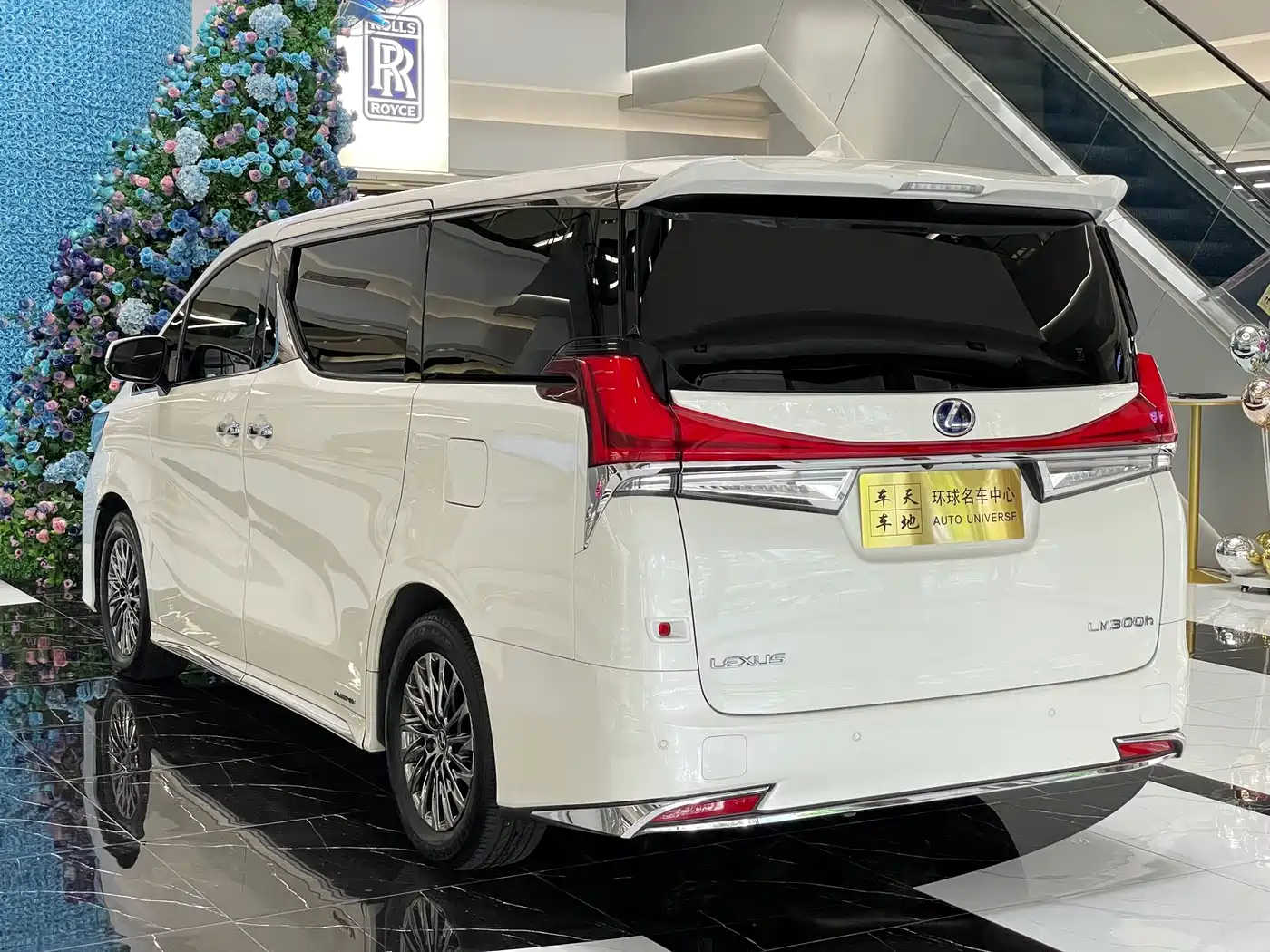 Lexus LM 2020 300h Seven-Seater Elegance Edition фото 7