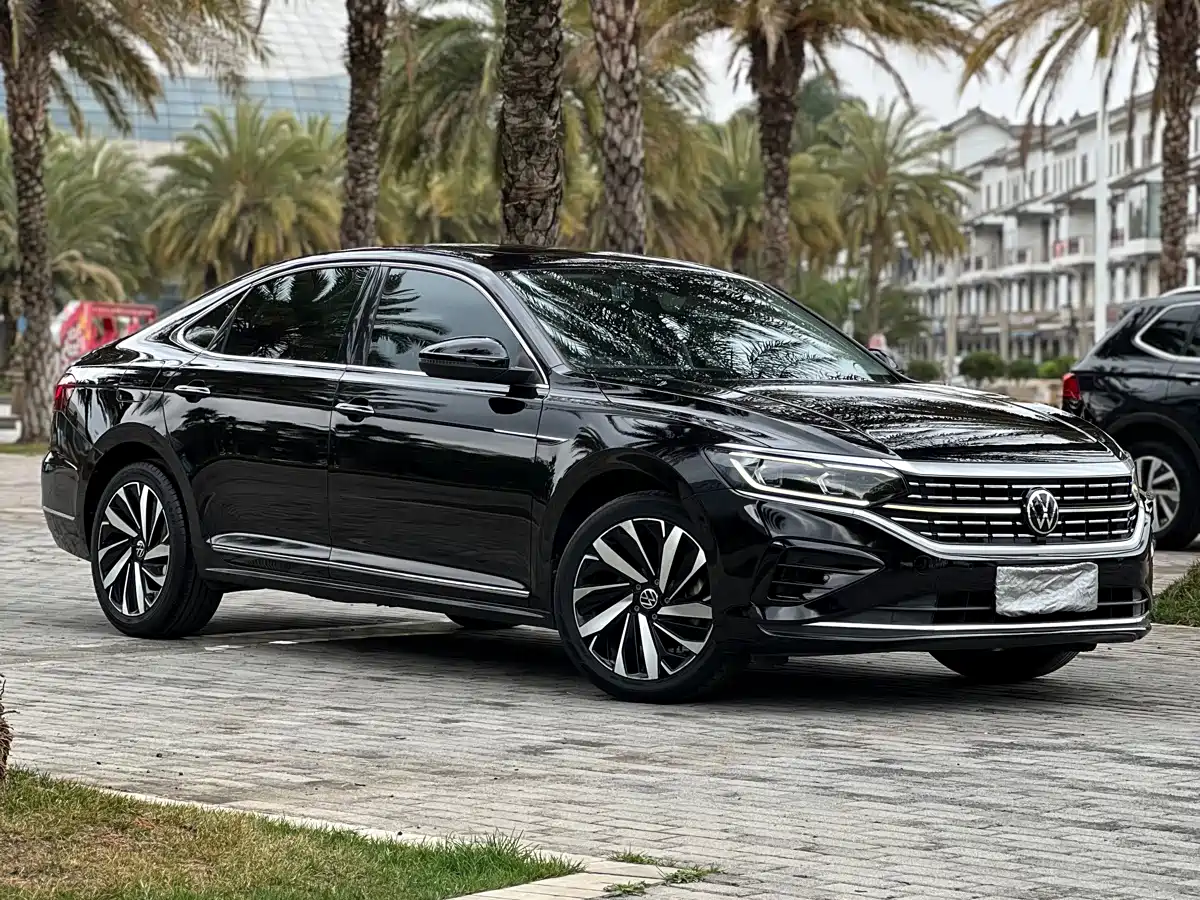 Volkswagen Passat 2022 330TSI Starlight Luxury Edition фото 3