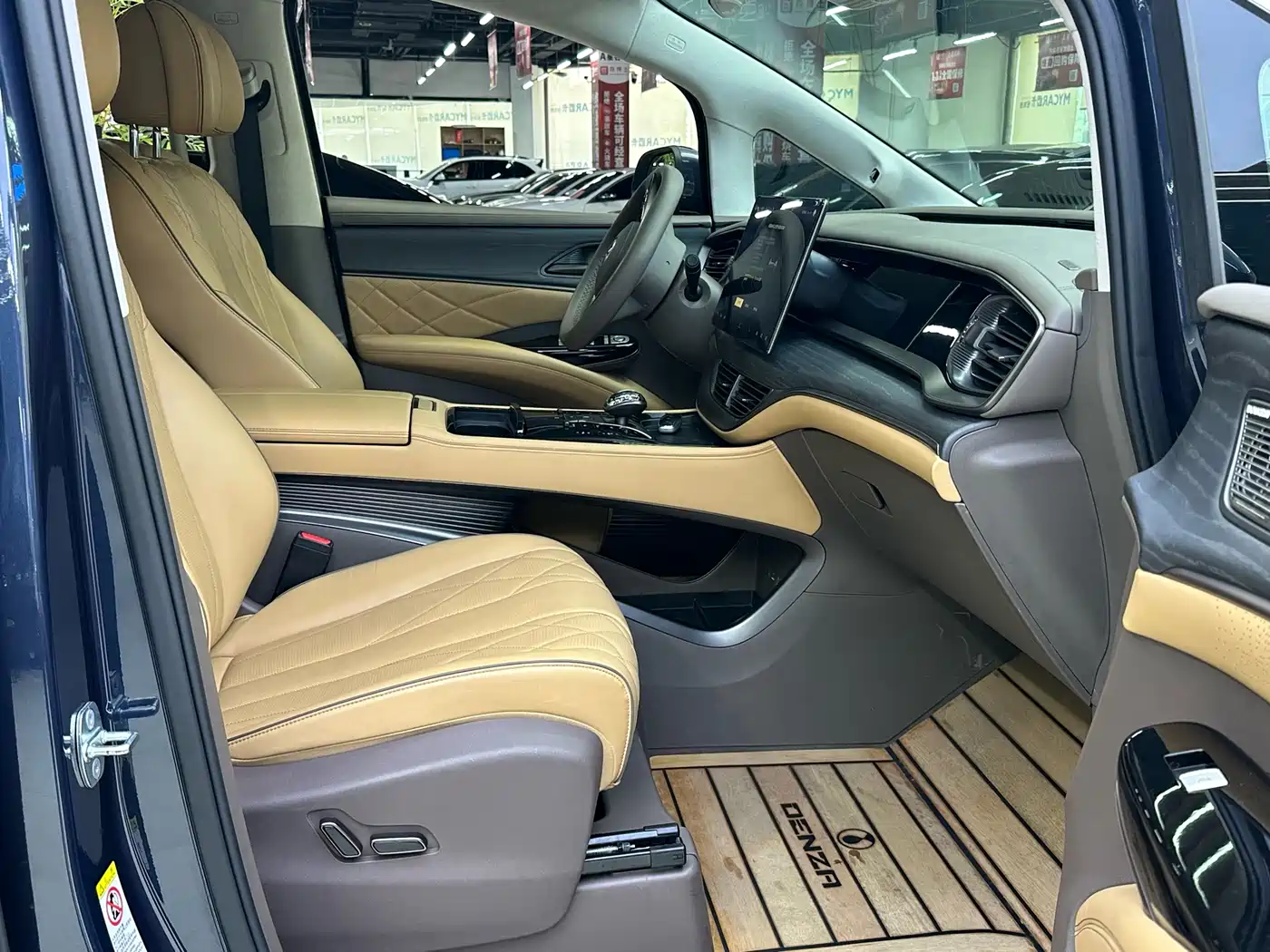 Denza D9 2022 DM-i 970 AWD Flagship фото 6