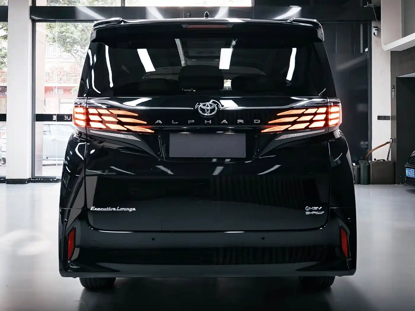 Toyota Alphard 2024 Hybrid 2.5L Ultimate Enjoyment Edition фото 3