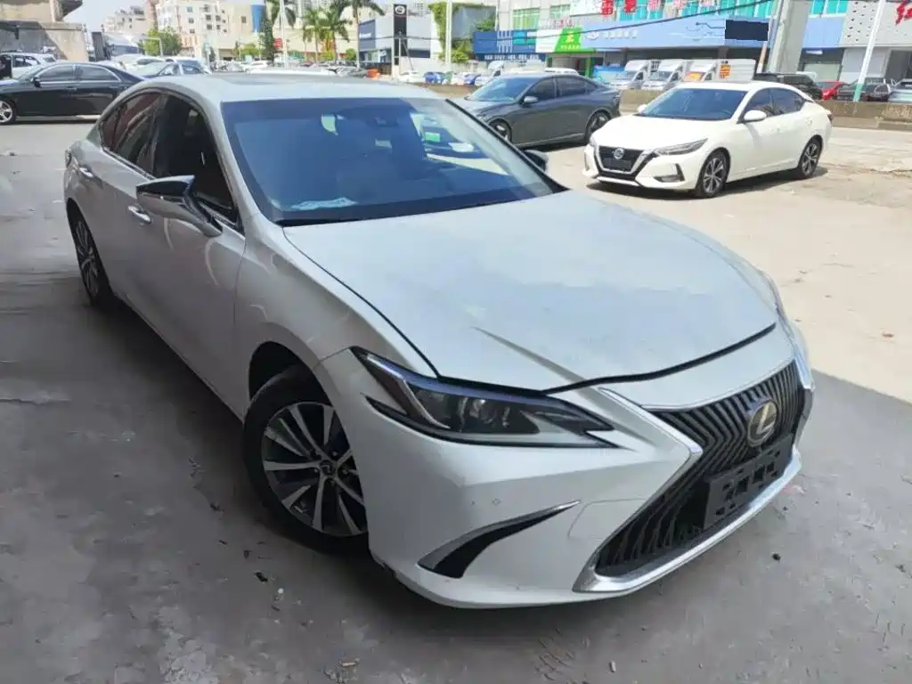 Фото 2 - Lexus ES