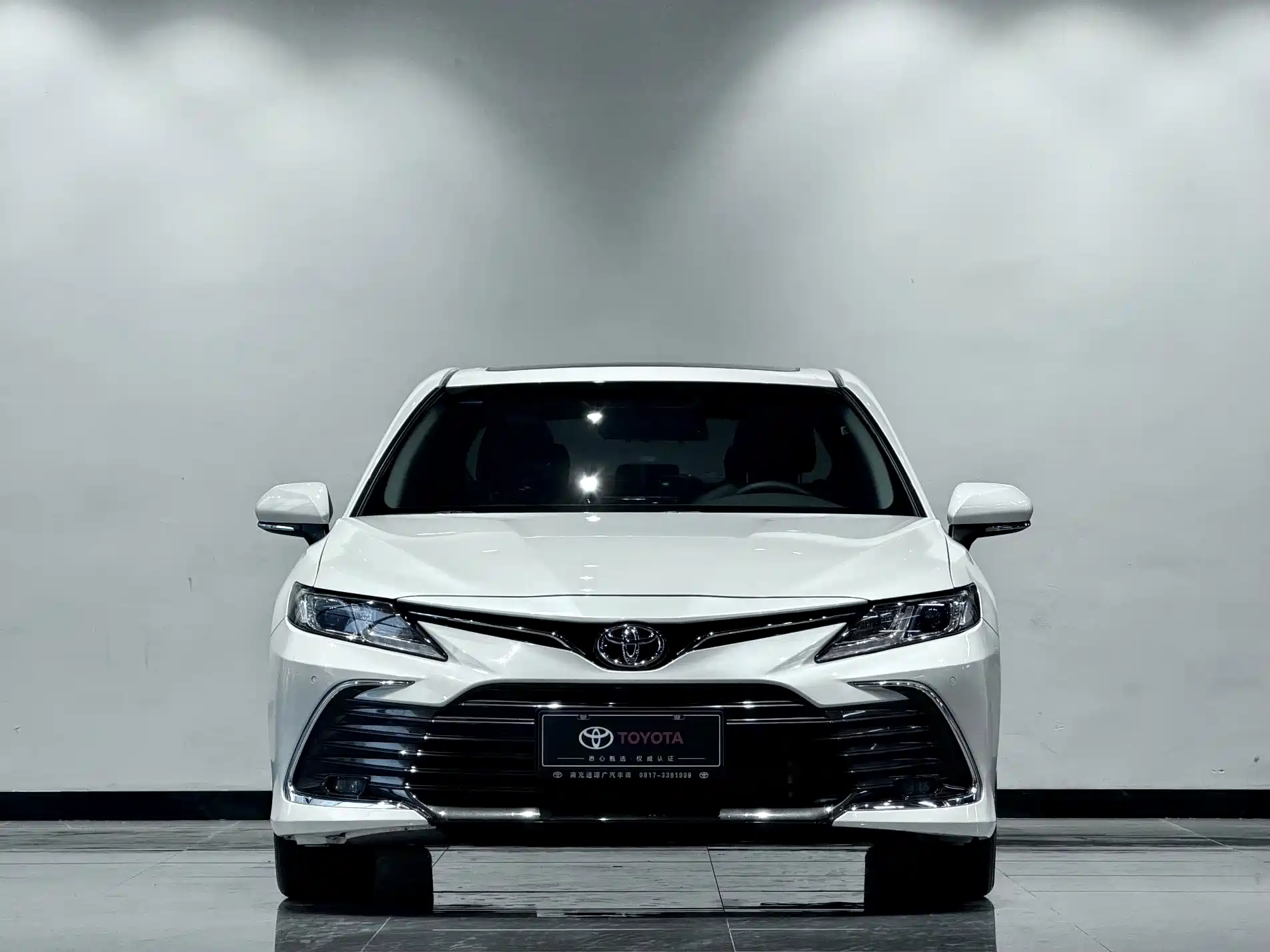 Фото 2 - Toyota Camry