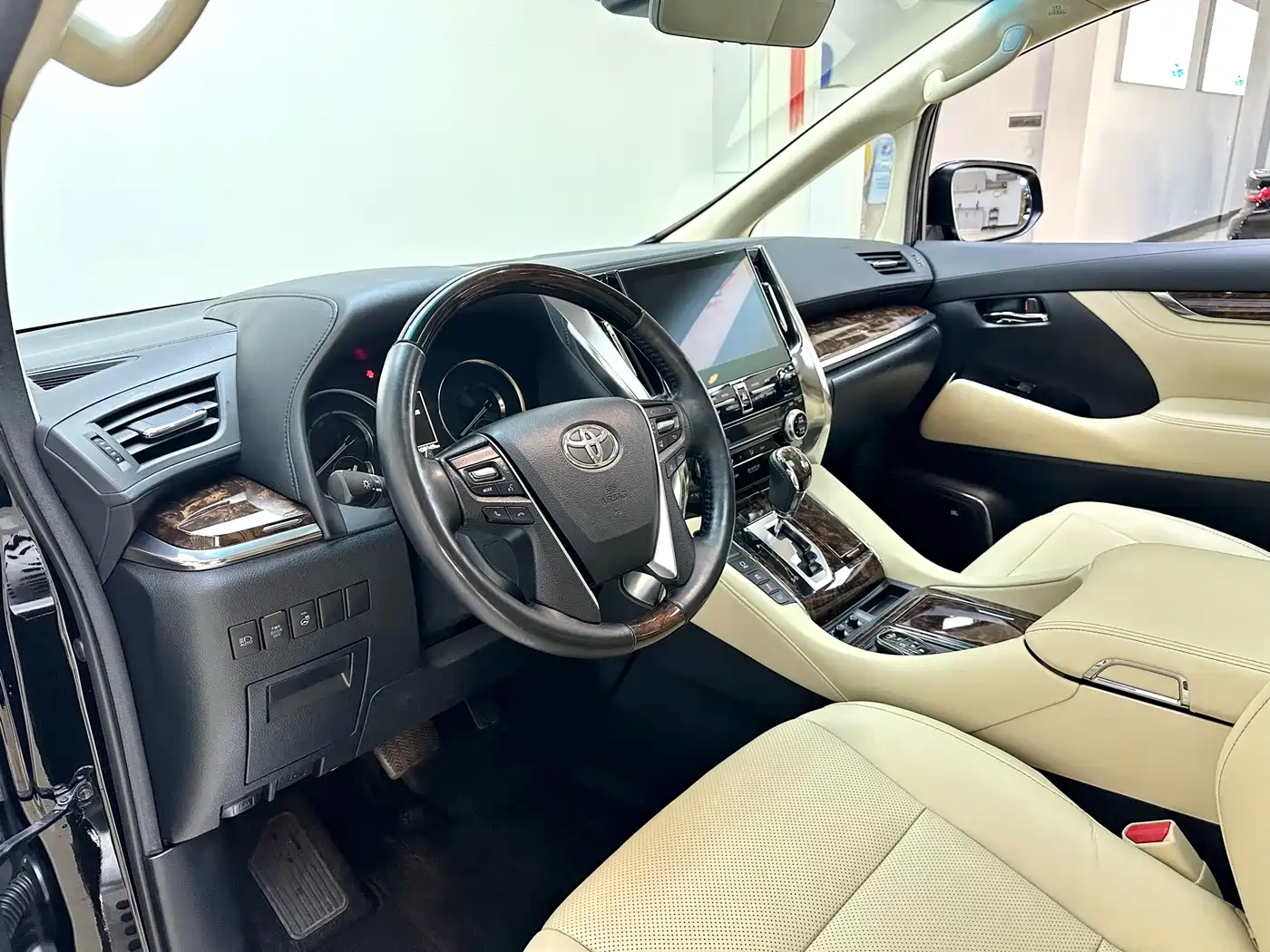 Toyota Alphard 2021 Hybrid 2.5L Luxury фото 8