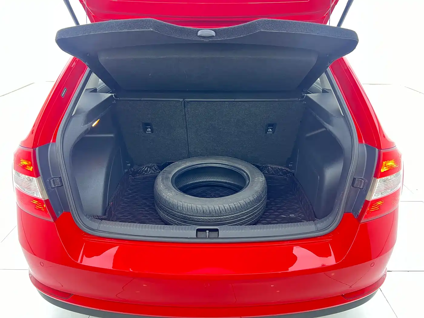 Škoda Skoda Rapid Spaceback 2016 Facelift 1.6L Automatic Innovation Edition фото 20