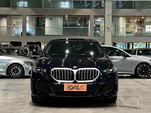 BMW 5 Series 2025 530Li Leading M Sport Package — фото 2