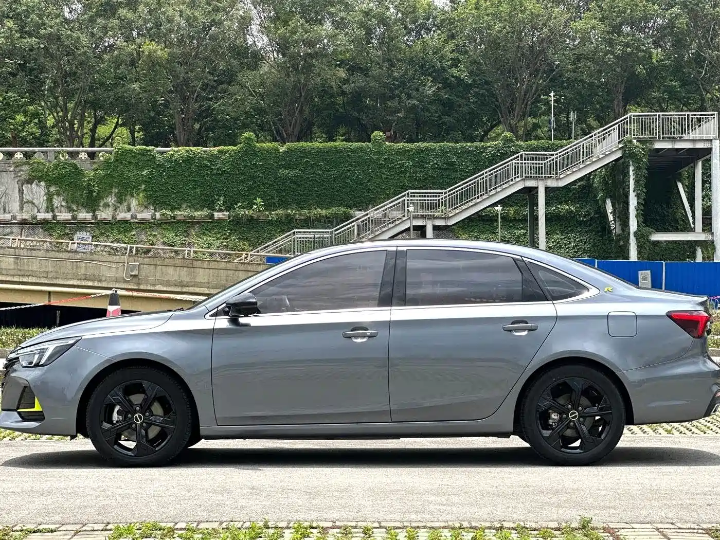 Roewe i6 MAX 2020 2020 300TGI Automatic Cool Sky Intelligent Drive Supreme Edition