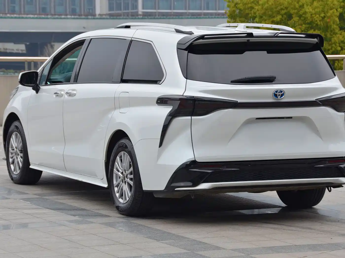 Toyota Sienna 2021 2.5L Hybrid Premium Edition фото 6