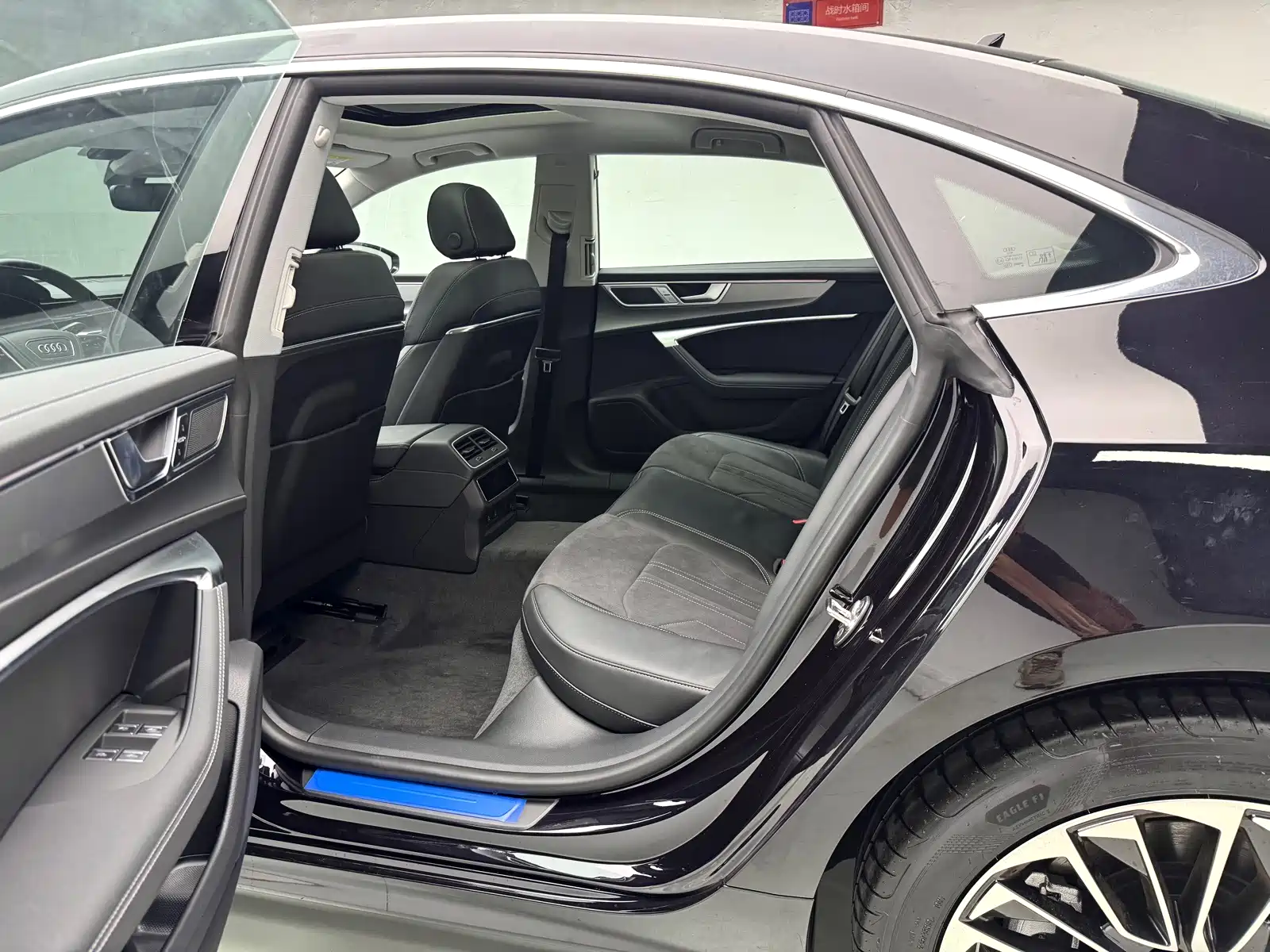 Фото 11 - Audi A7L