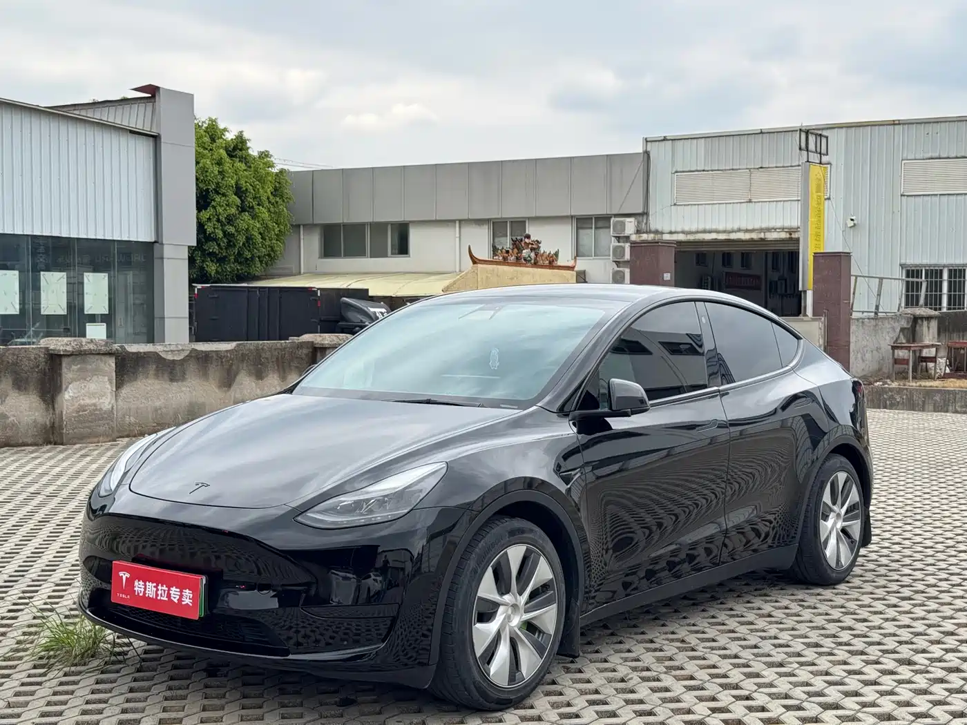 TESLA MODEL Y