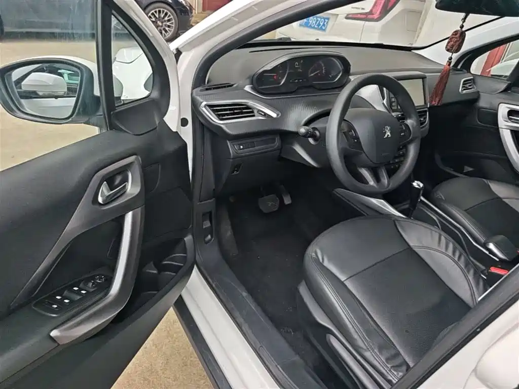 Peugeot 2008 2014 1.6L Automatic Fashion Edition фото 16
