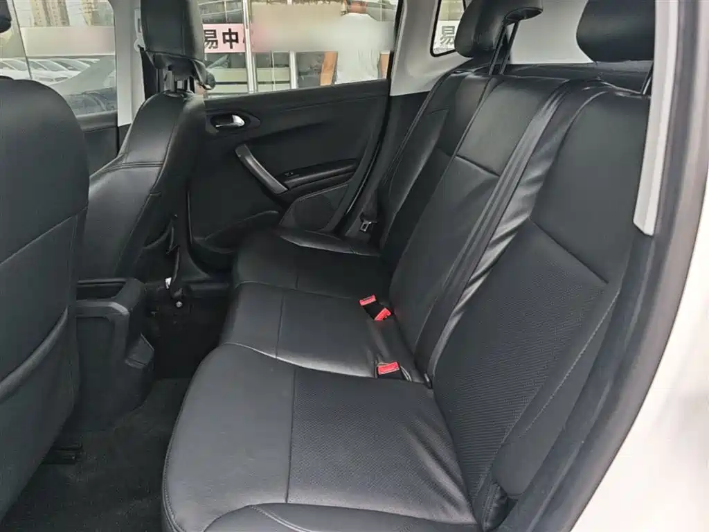 Peugeot 2008 2014 1.6L Automatic Fashion Edition фото 17