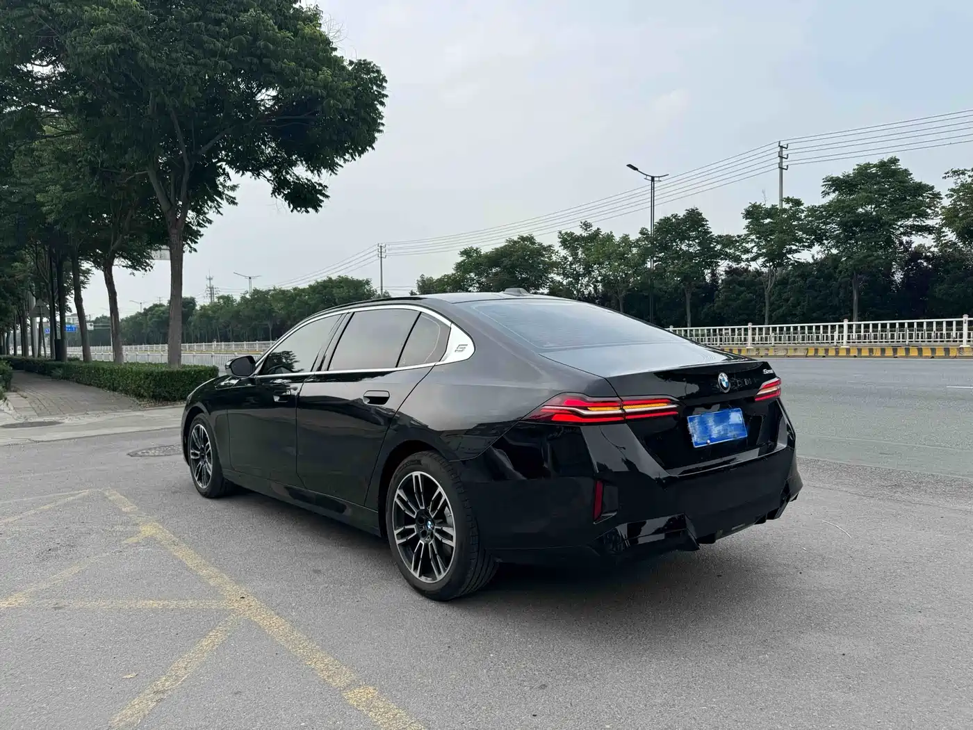 BMW 5 Series 2026 525Li M Sport Package фото 3