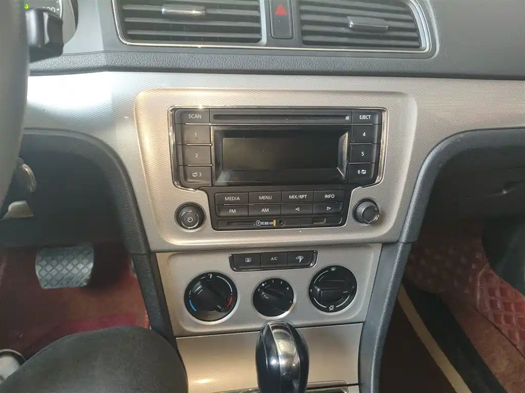 Volkswagen Lavida Tour 2013 1.6L Automatic Comfort фото 13