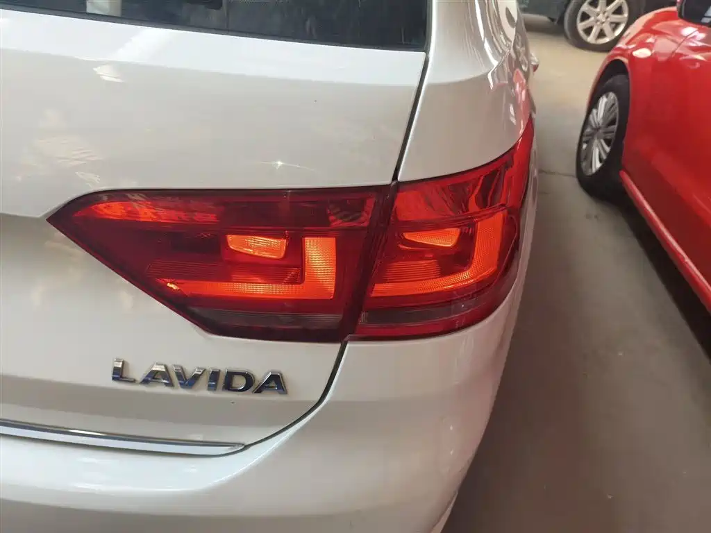 Volkswagen Lavida Tour 2013 1.6L Automatic Comfort фото 8